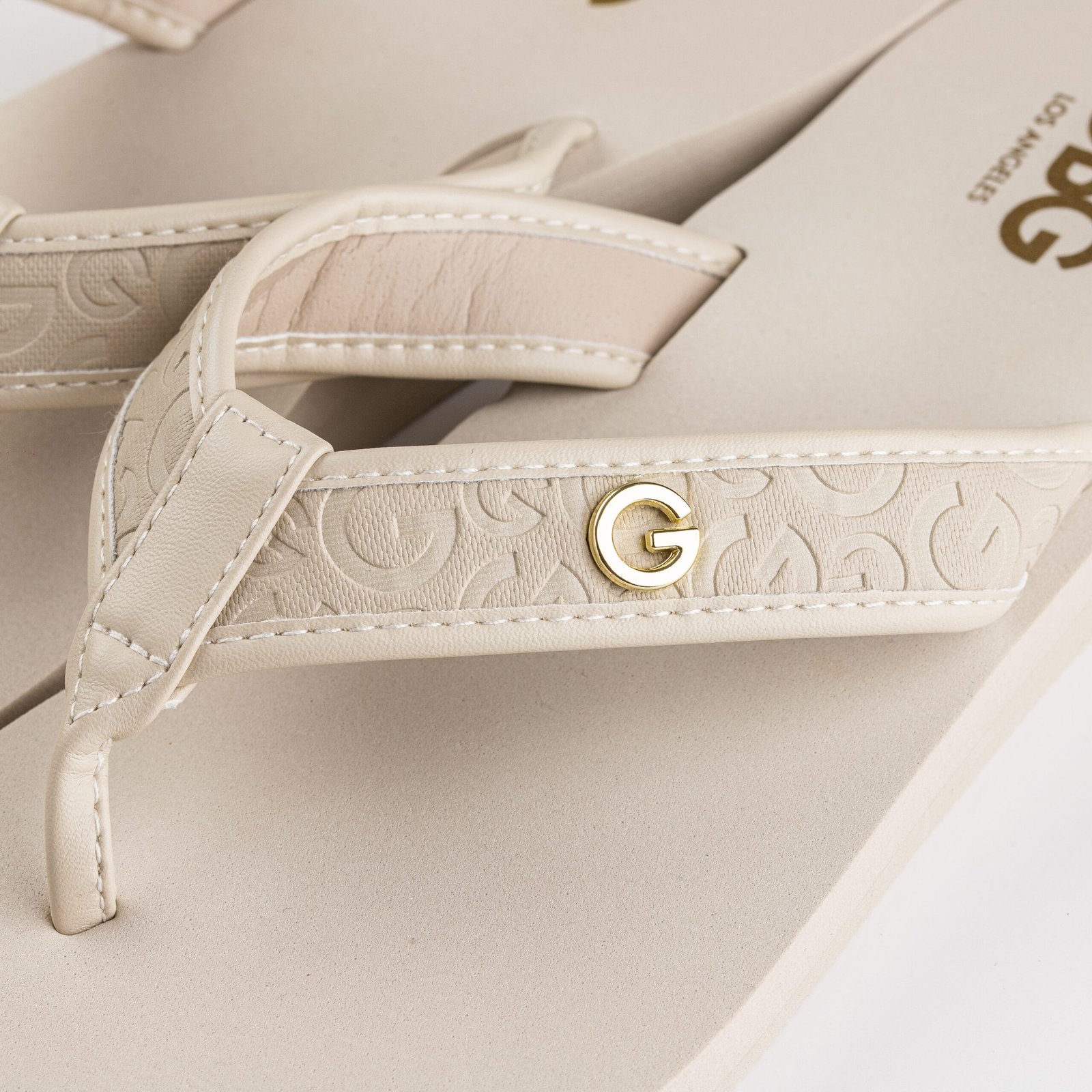 SANDALIA MARCA GUESS BY GUESS COLOR BEIGE